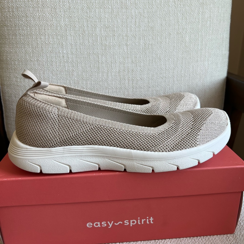 NWT Easy Spirit Tan and White Flats for Everyday Comfort